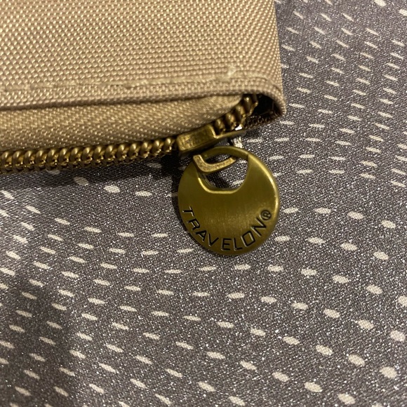 NWOT Travelon Anti Theft Quilted Bag with RFID Wallet - Picture 13 of 14